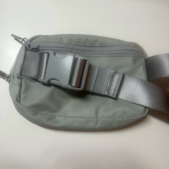 EUC Lululemon Everywhere Belt Bag 1L - Silver Drop - Picture 9 of 9